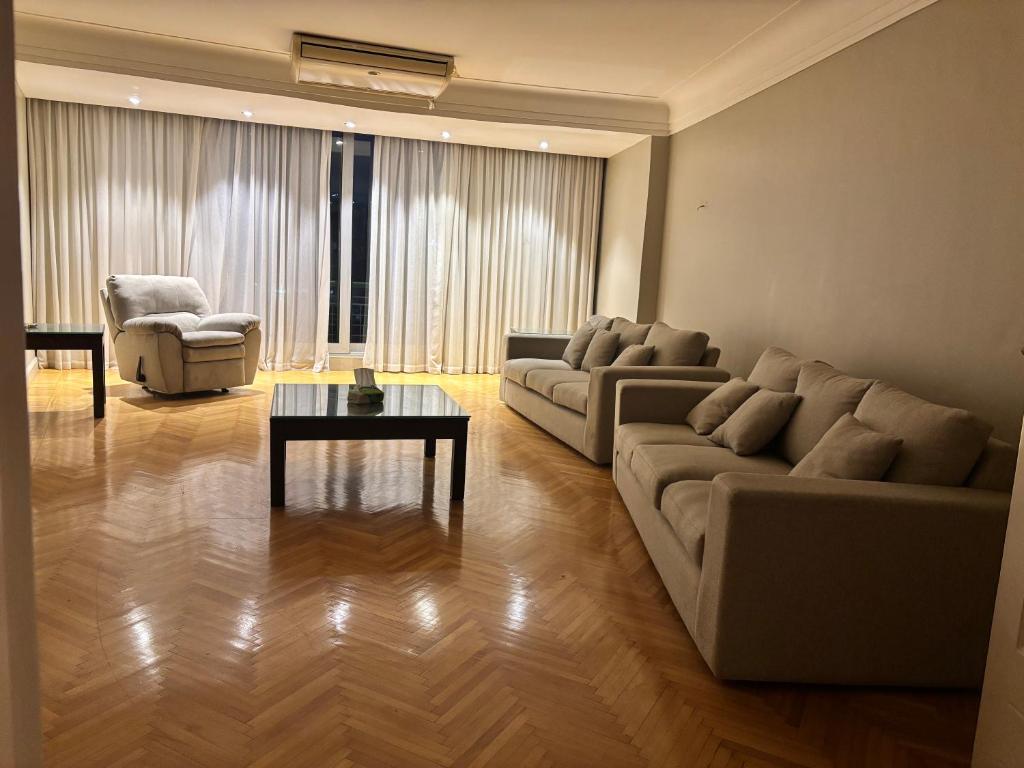 Un lugar para sentarse en Spacious 3-Bedroom Nile View in Agouza
