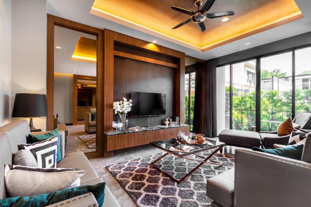 カマラビーチにあるLuxury 2 Bedroom Private Pool Villa in Kamala Walk to Beach Shops and Diningのソファとテレビのあるリビングルーム