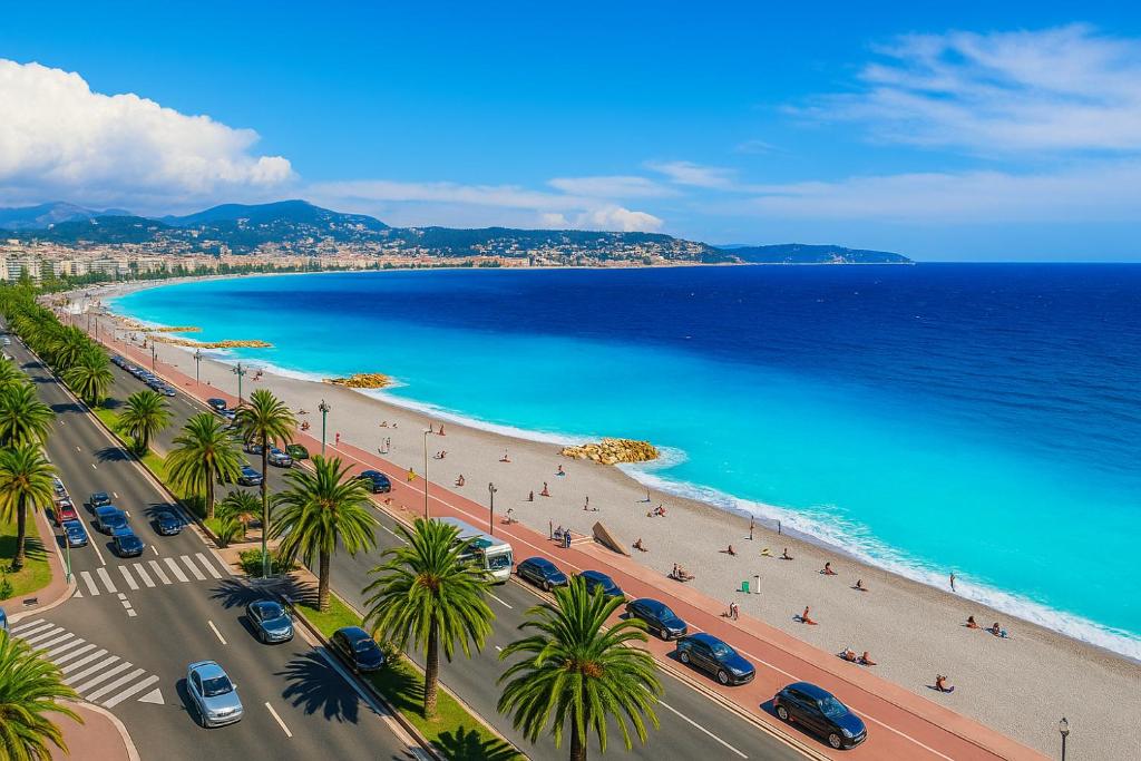 Blick auf einen Strand mit Palmen und das Meer in der Unterkunft Studio Masséna - Mer et Vieux Nice pour 4 personnes in Nizza