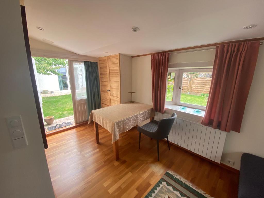 Ένα ή περισσότερα κρεβάτια σε δωμάτιο στο Gemütliches Blockhaus fußläufig zur Messe