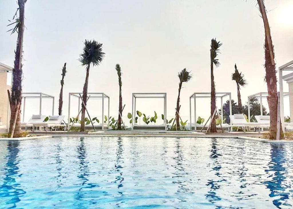 Hồ bơi trong/gần Art Deco Lux Apartment with Mountain View