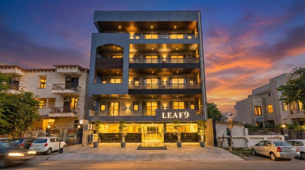 ein großes Gebäude mit einem Schild, auf dem Lenox steht in der Unterkunft Leaf 9 Grand, Near Udyog vihar and Yashobhoomi in Gurgaon