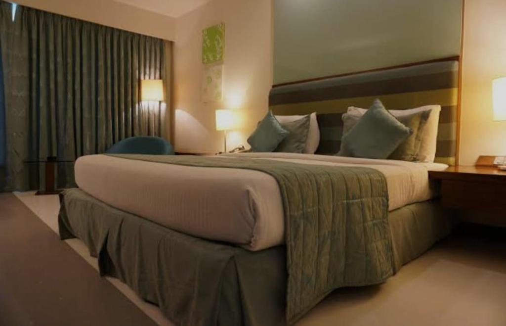 Postel nebo postele na pokoji v ubytování Grow The Modesty Hotel# New Delhi # Mahipalpur # Family Hotel # Lift