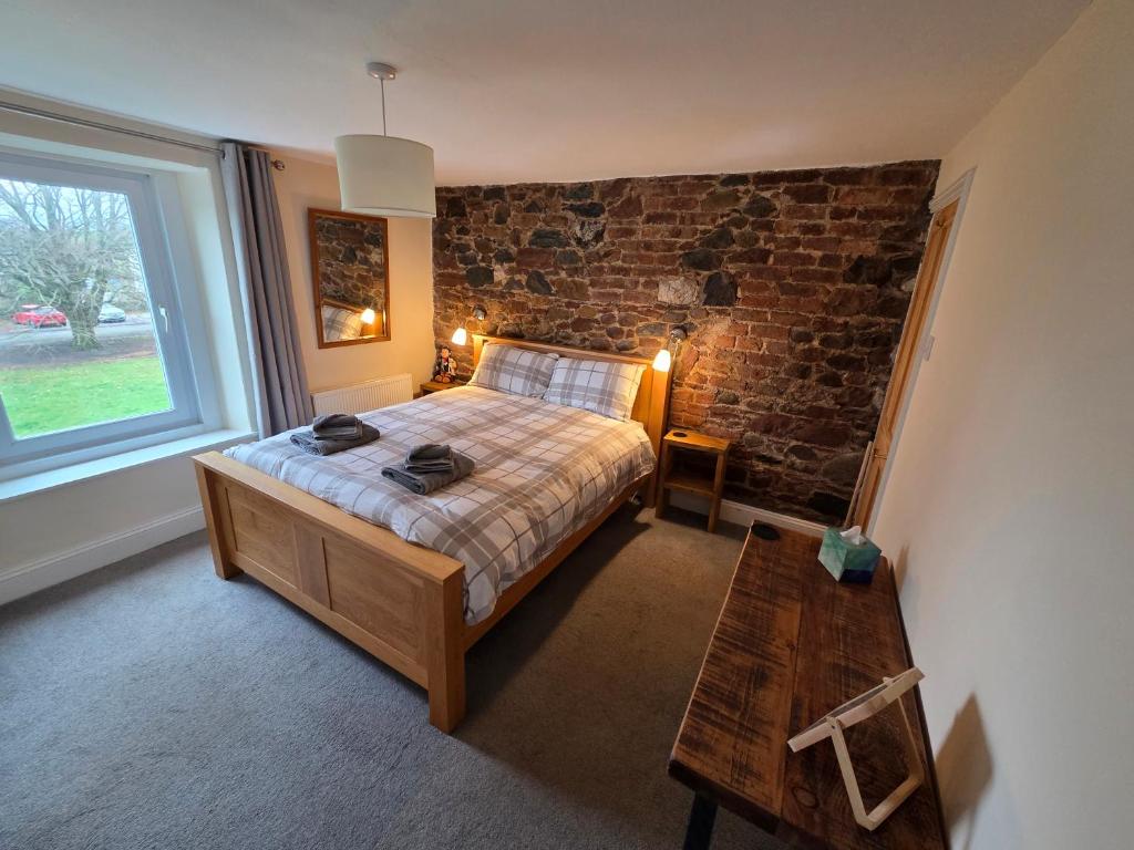 Ένα ή περισσότερα κρεβάτια σε δωμάτιο στο Feather Bed Cottage - Close to Coast, Lakes and Fells