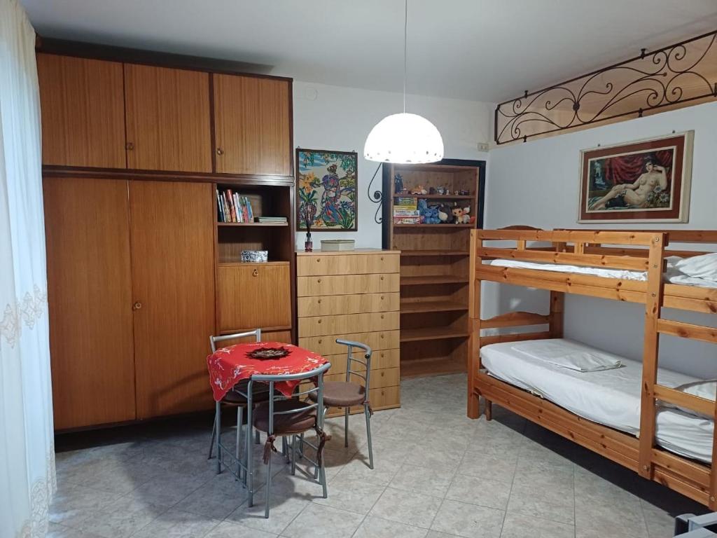 una camera da letto con due letti a castello e un tavolo di Da Katy a Mondovì