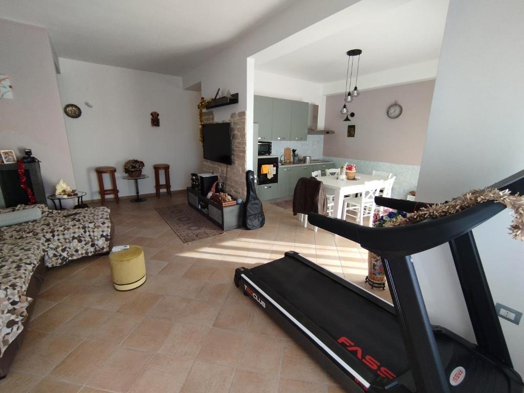 sala de estar con cinta de correr y cocina en Mira Beach, en Praia a Mare