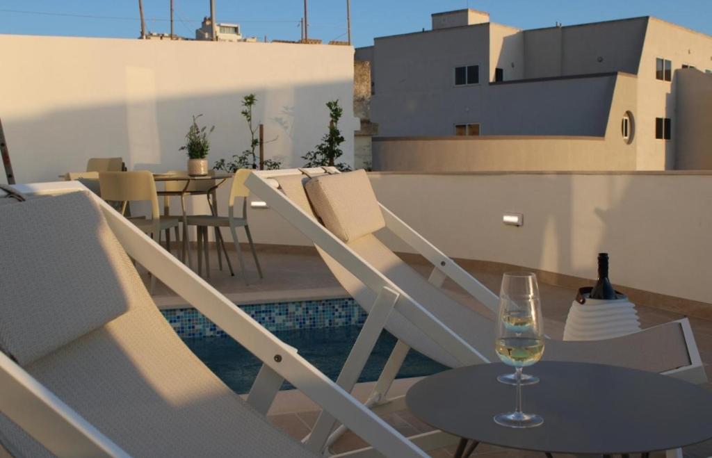 メーリッハにある8 North Lodge By Petit Chicのワイン1杯(テーブルに座ったバルコニー)