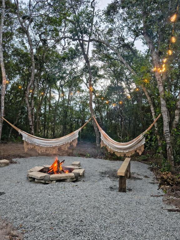 un braciere con un falò e amache di Chalés Sol e Sal de Capri a São Francisco do Sul