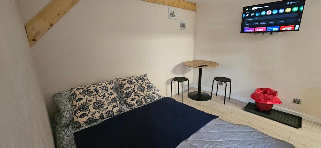 Postel nebo postele na pokoji v ubytování Przytulny pokój w Mazurska Ostoja ze wspólną łazienką i kuchnią