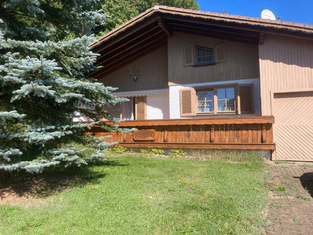 Ferienhaus am Heuberg的一栋房子前面有一棵树