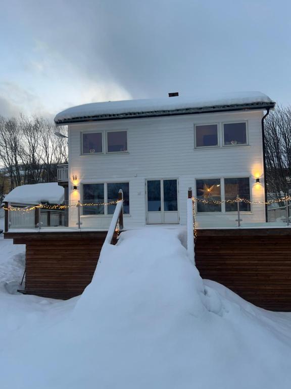 My Home Kaldfjorden في ترومسو: منزل في الثلج مع كومة من الثلج
