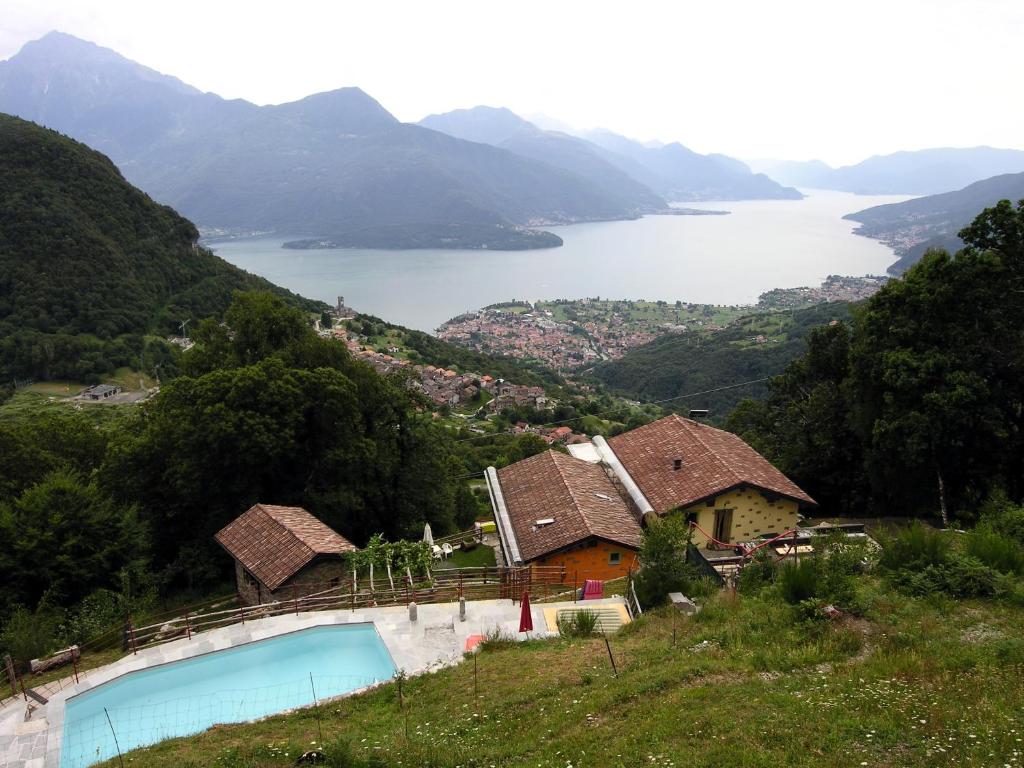 una casa en una colina con vistas a un lago en Agriturismo Zertin, en Gravedona