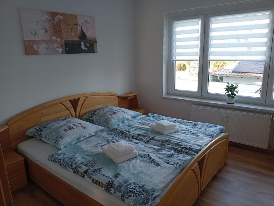 Кровать или кровати в номере Ferienwohnung Margit am Park