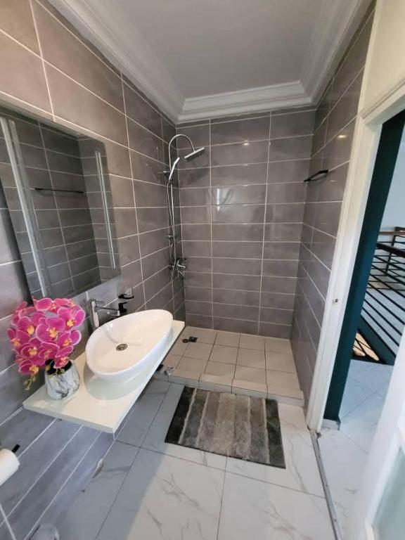 Faso في باماكو: حمام مزود بمغسلة ومرحاض ودش