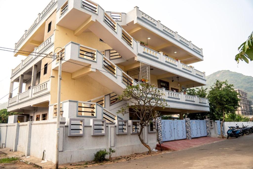 Un edificio con balcones blancos a los lados. en Blue Horizon - 3BHK Sea Facing Spacious Stay, en Visakhapatnam