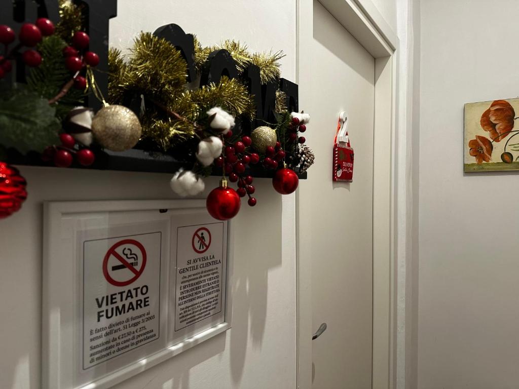Una habitación con adornos navideños en la puerta. en Suite In Centro, en Foggia