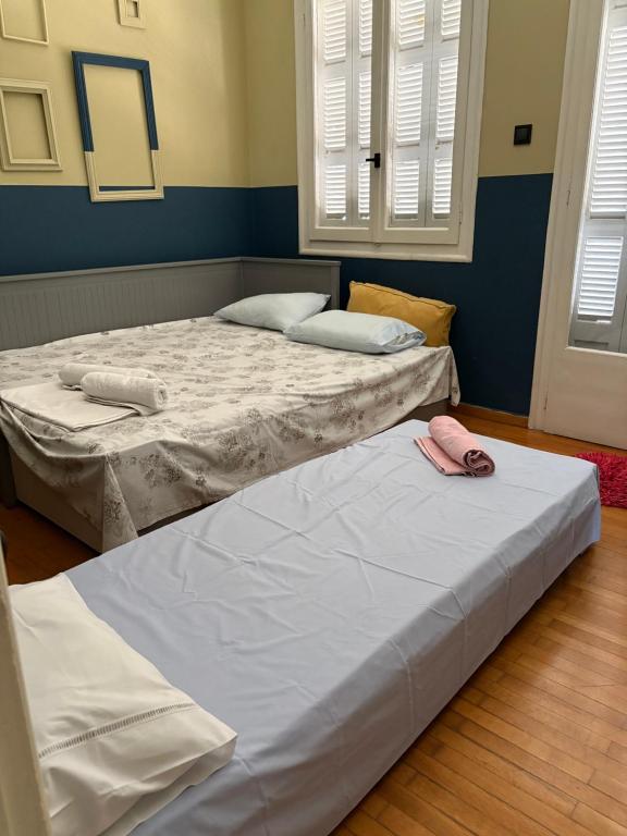 Postel nebo postele na pokoji v ubytování Retro Apartment Patras