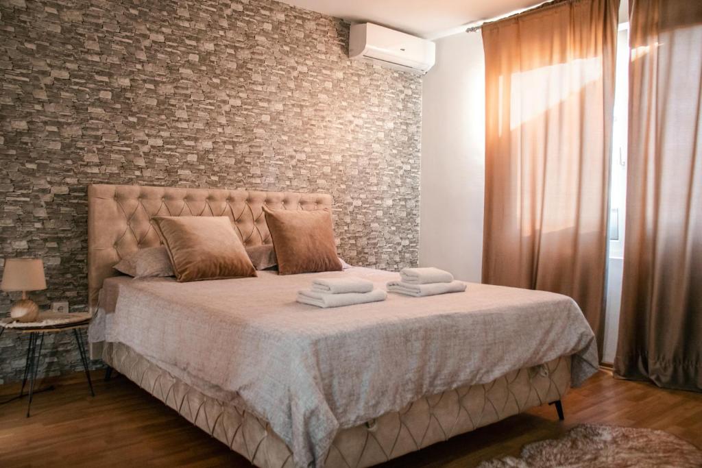 Giường trong phòng chung tại Mini raj