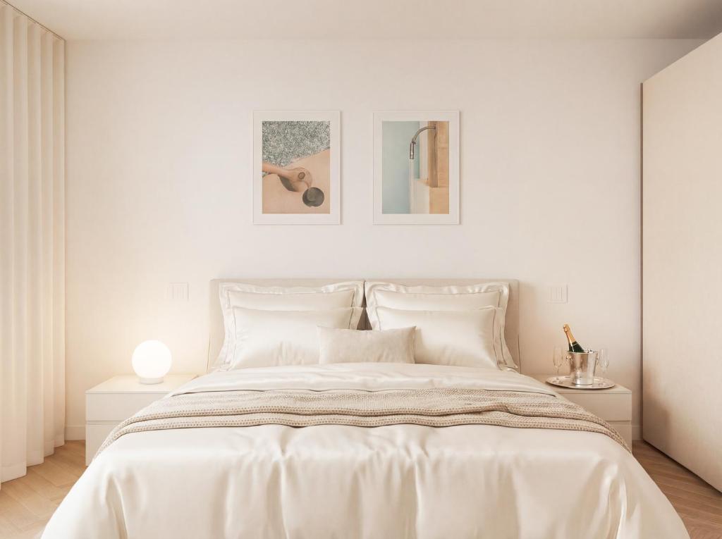 Giường trong phòng chung tại Design Apartment in Iseo Old Town with Private Parking and AC