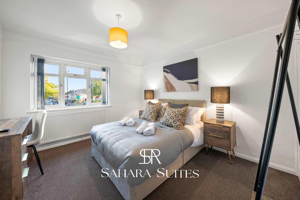 Postel nebo postele na pokoji v ubytování Spacious 5BR Home - Sleeps 9 - Twickenham Rugby - Parking