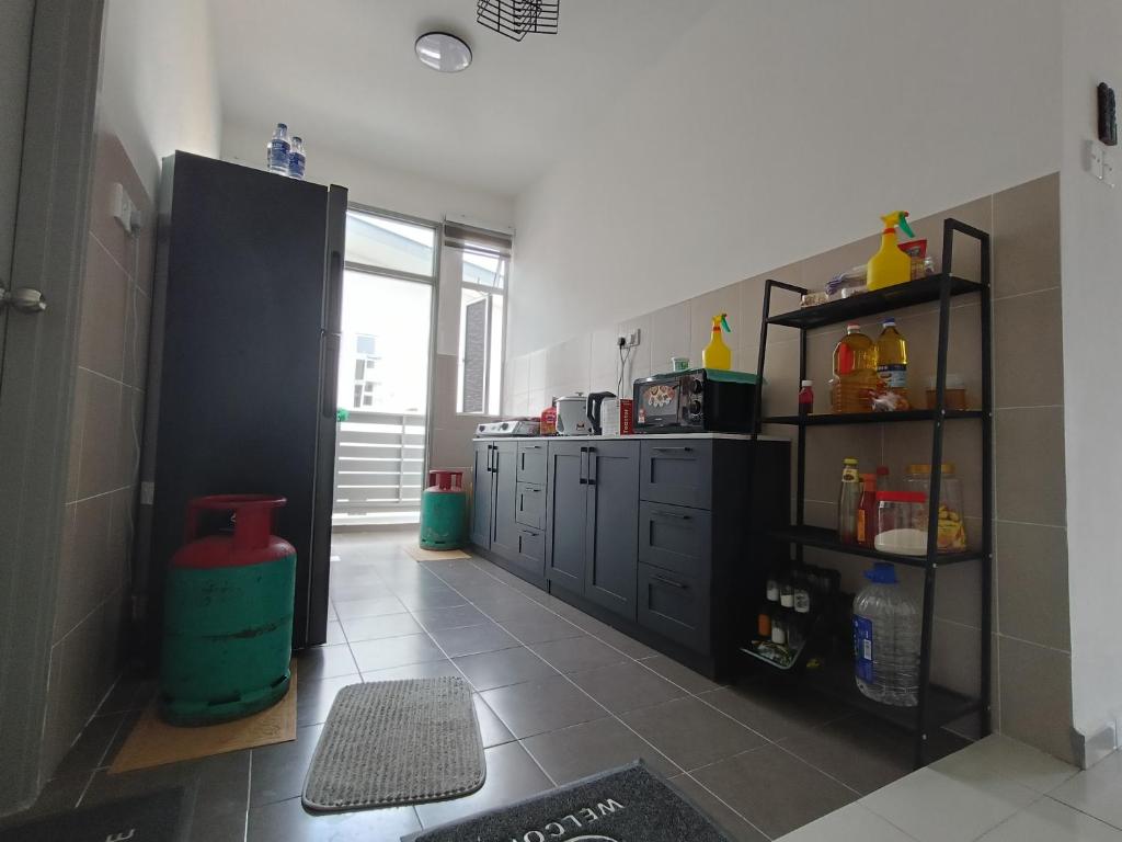 Η κουζίνα ή μικρή κουζίνα στο UMMI HAWA Homestay