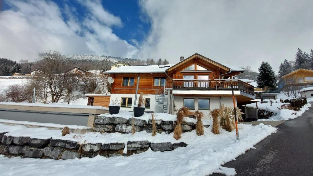 domek wiejski w śniegu ze śniegiem w obiekcie Haus Zimba Ferienwohnung am Bartholomäberg w mieście Bartholomäberg