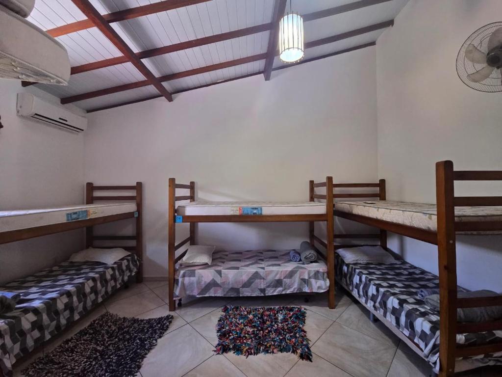 Ένα ή περισσότερα κρεβάτια σε δωμάτιο στο Suítes Arraial 300m do Centro