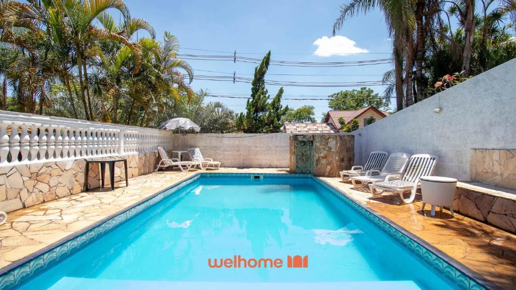 una piscina en el patio trasero de una casa en Sitio em Aracariguama com Piscina e Churrasqueira, en Araçariguama