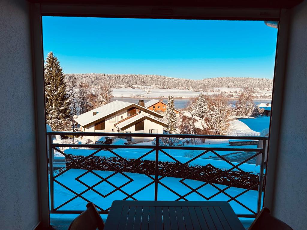 En balkon eller terrasse på La Gentiane bleue, vue lac Saint Point