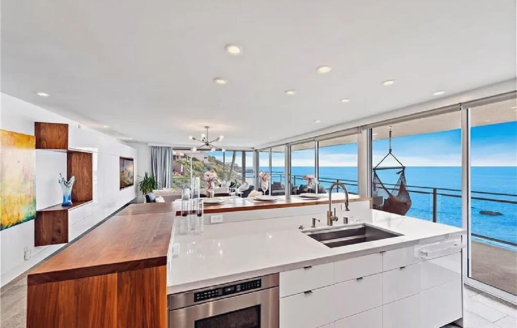 Una cocina con vista al mar en Luxury Three-Bedroom Oceanfront Residence With Panoramic Coastal Views, en Laguna Beach