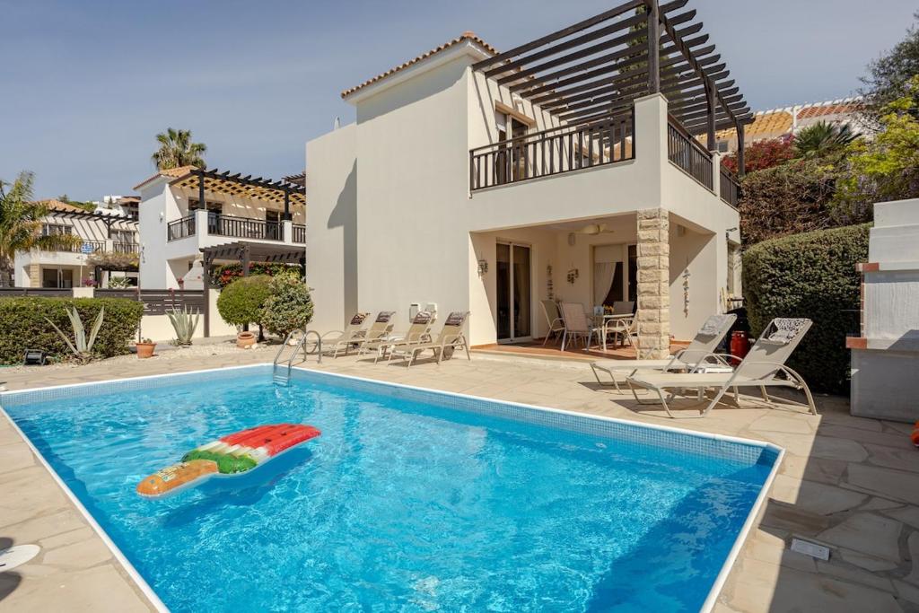 Luxury Pool Villa in Paphos Coral Bay（ペイヤ）：（最新料金：2026年）