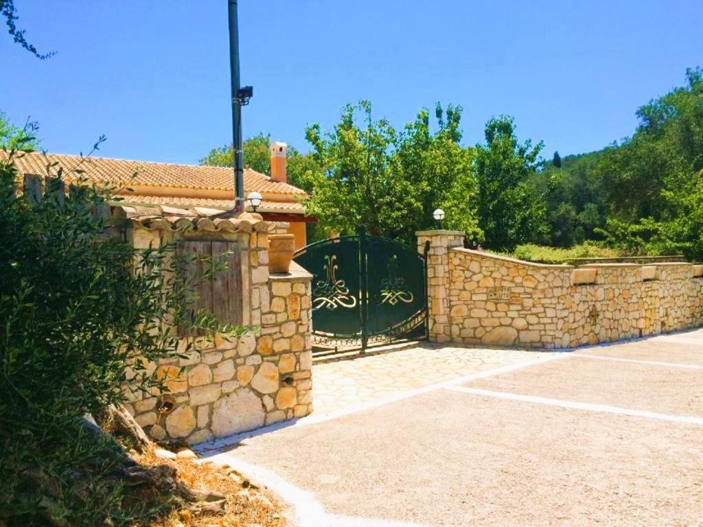 a stone fence with a gate and a stone wall at Villa Spiti Ute in Makrádes