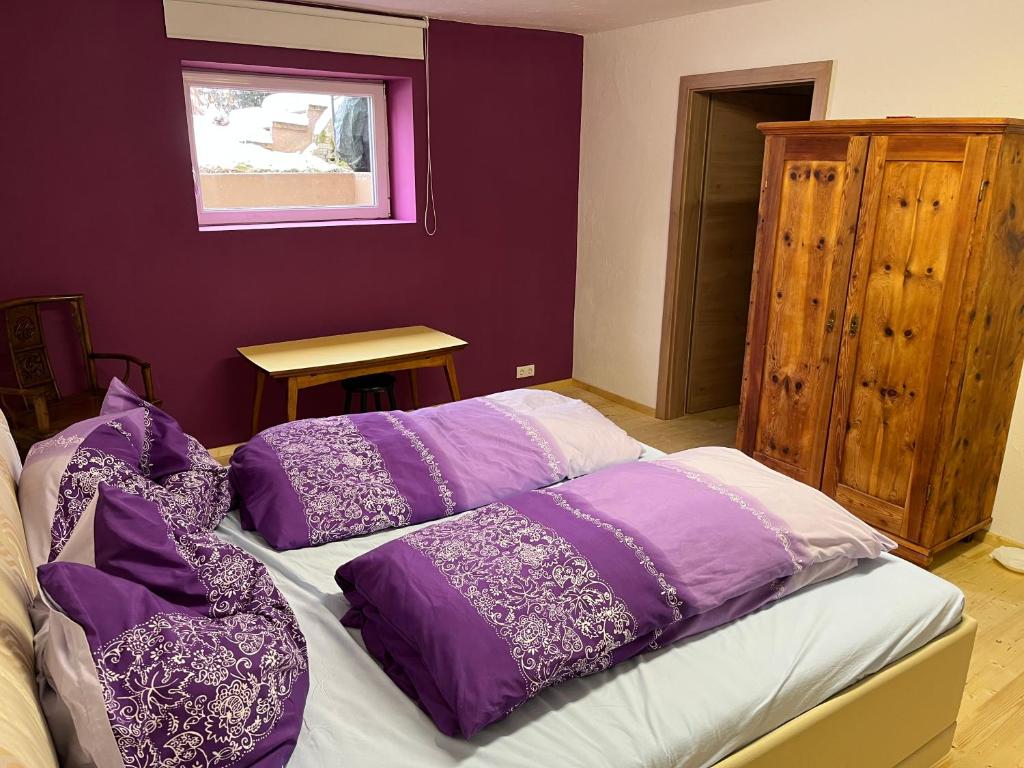 En eller flere senge i et værelse på Smart Stay - Privates Zimmer & Bad im Untergeschoss - Kingsize Komfort fuer Zwei