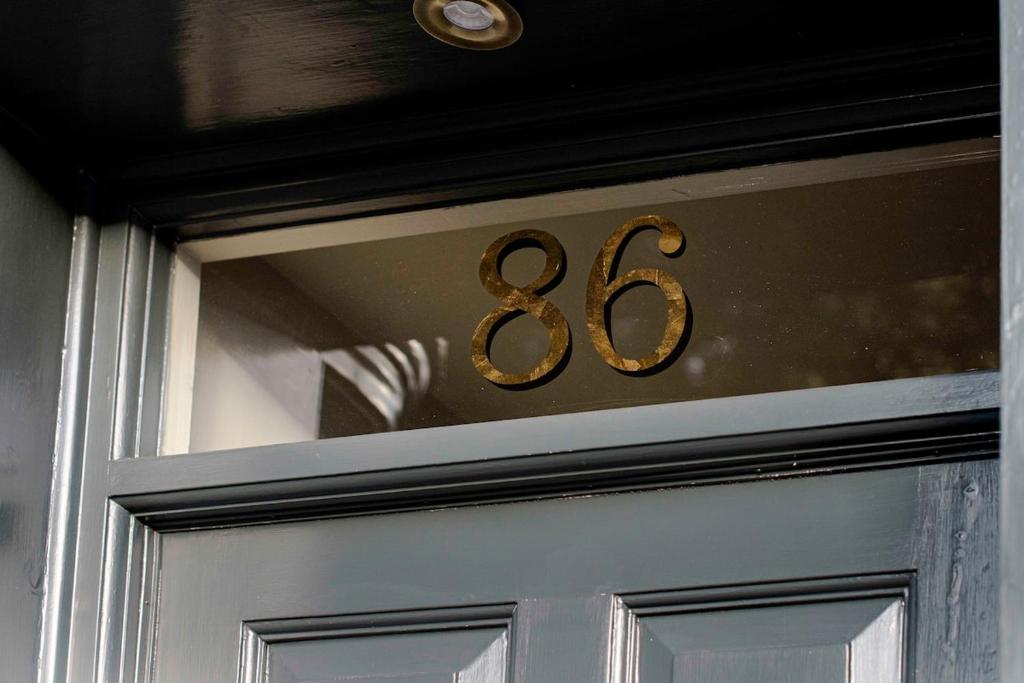 une porte avec un numéro sur le devant dans l'établissement Number 86, à Marlborough