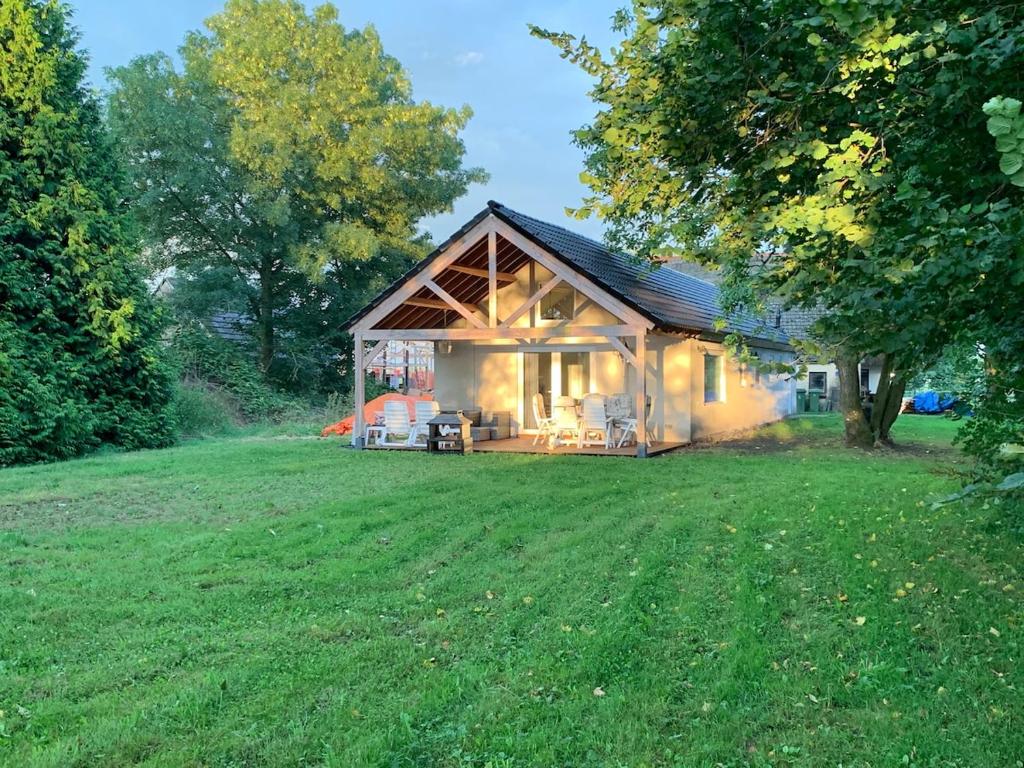 Κήπος έξω από το Landelijk gelegen bungalow De Kleine Wulfter