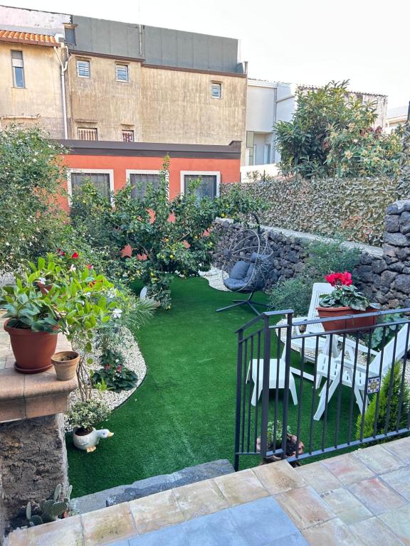 Κήπος έξω από το Mongibello Apartment