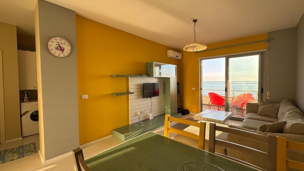 都拉斯Panoramic Sea View Stay Beachfront Center Location的客厅里有一张沙发和一张桌子。