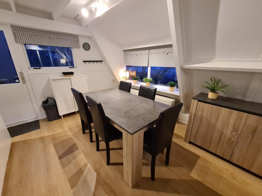 Un comedor con mesa y sillas en Sequoia Duo 2 chalets voisins, familles,amis,détente, en Durbuy