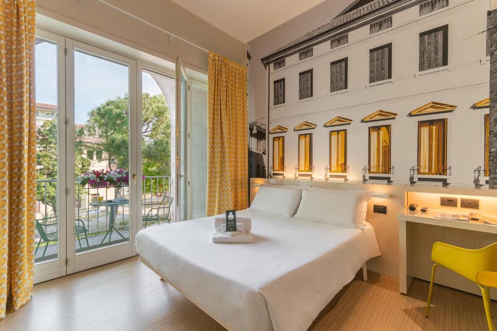 ein Schlafzimmer mit großem Bett und Balkon in der Unterkunft B&B Hotel Treviso in Treviso
