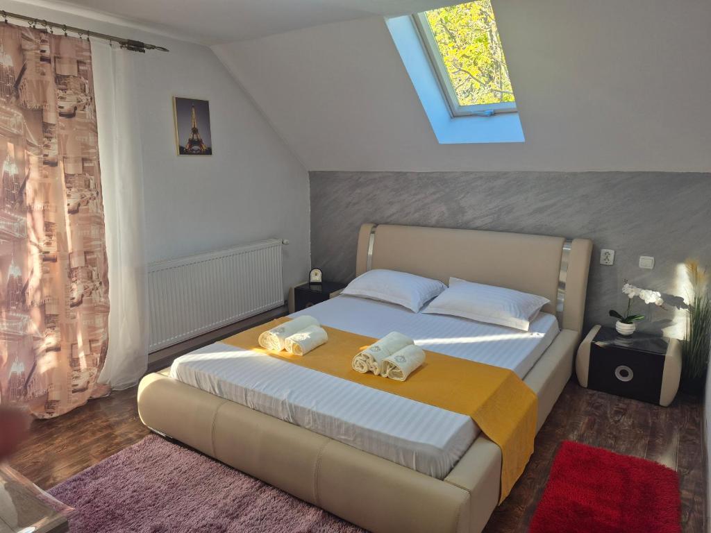 霍雷祖Casa ANDRADA的卧室里有一张床，床上放着两条毛巾。