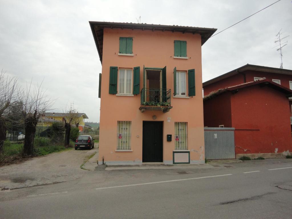 ロナートにあるCasa Margheritaの道路脇の家