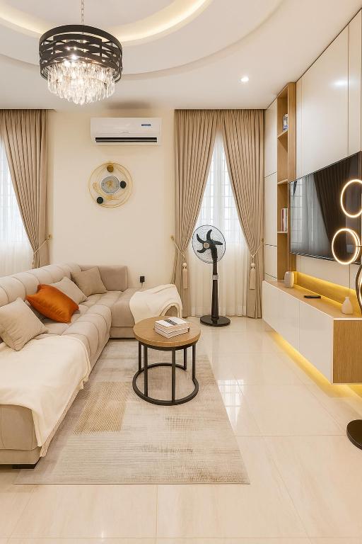 un soggiorno con un divano e un tavolo di Leeds 2 Prime One Bedroom a Lagos