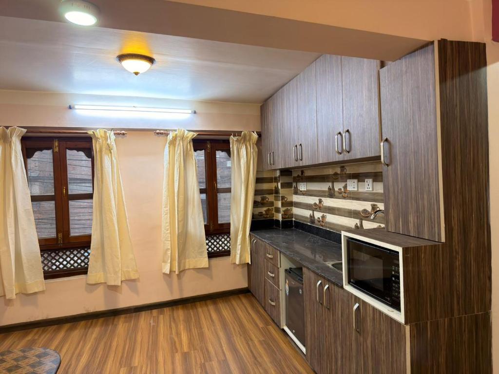 Η κουζίνα ή μικρή κουζίνα στο Hacos Nepal stay