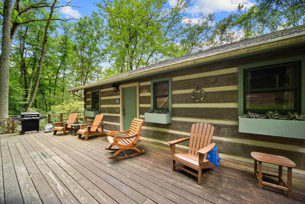 eine Terrasse mit Schaukelstühlen und ein Haus in der Unterkunft Riverdale in Boone