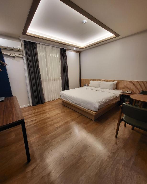 Ένα ή περισσότερα κρεβάτια σε δωμάτιο στο 광주광역시 호텔 넘버25 하남점