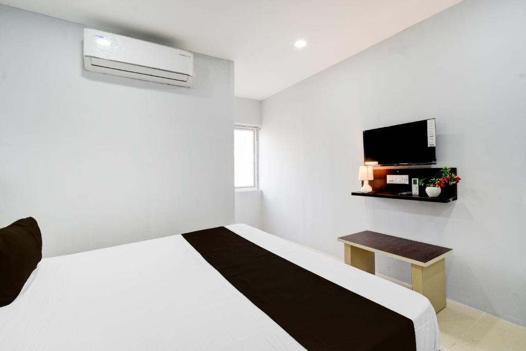 TV a/nebo společenská místnost v ubytování Hotel O RRR Residency & luxuryrooms