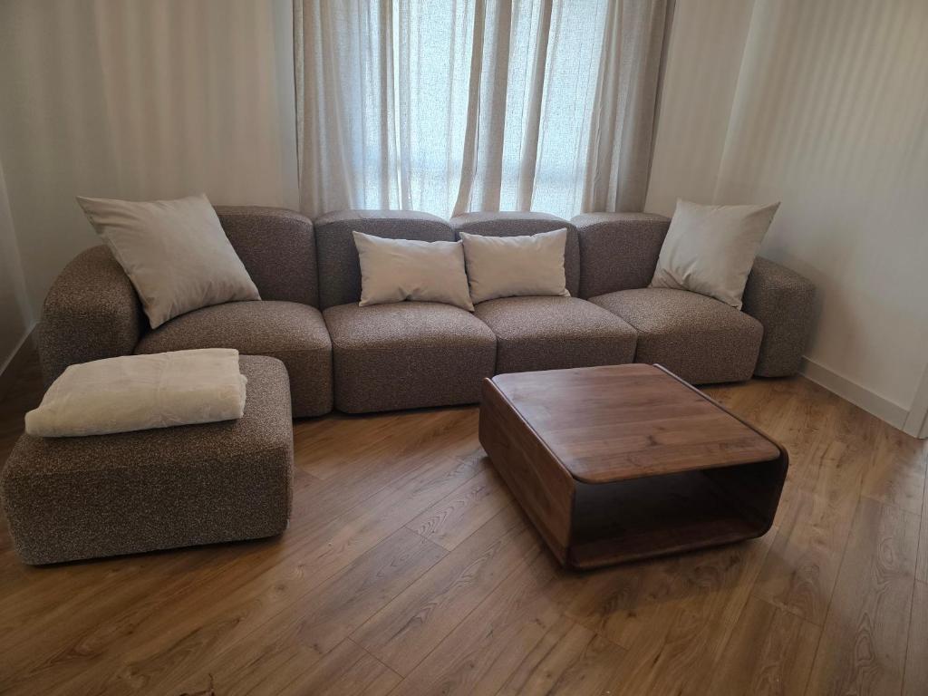 a living room with a couch and a coffee table at Sweet Dreams Olivares in Talavera de la Reina