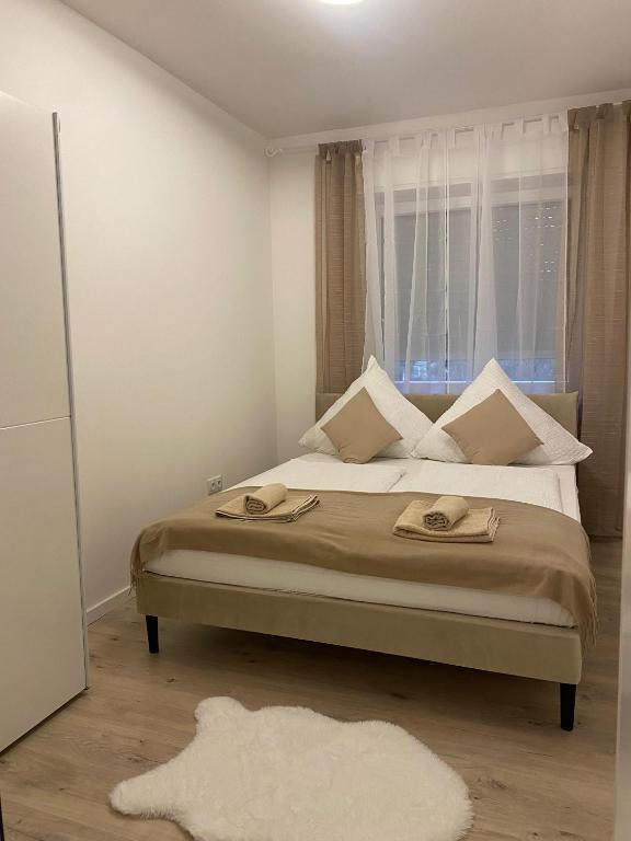 En eller flere senge i et værelse på Modernes Apartment in der Nähe zum Casino