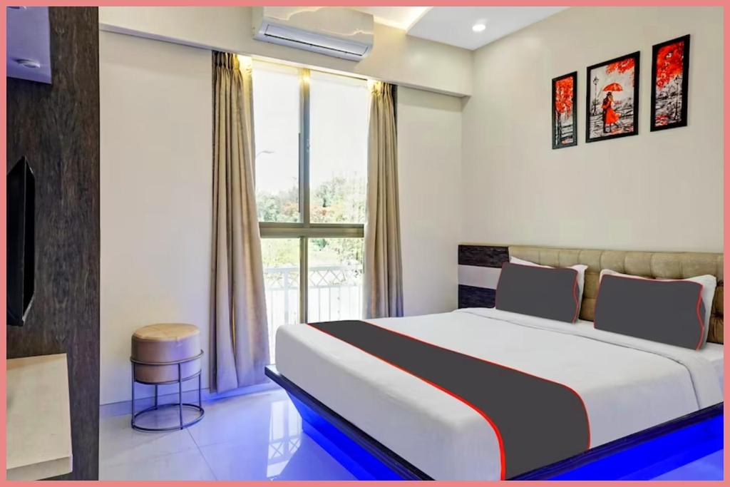 Un dormitorio con una cama grande y una ventana. en Chakra Tirtha Road Moon Rise Residency Near Jagannath Temple And Fully Air conditione-# Free Wifi And Room Service #Budget Class Best Hotel IN Puri, en Puri