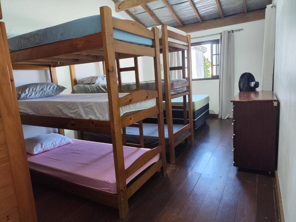 圣塞巴斯蒂安Sobrado em São Sebastião的一间有两张双层床和一扇窗户的双层床房